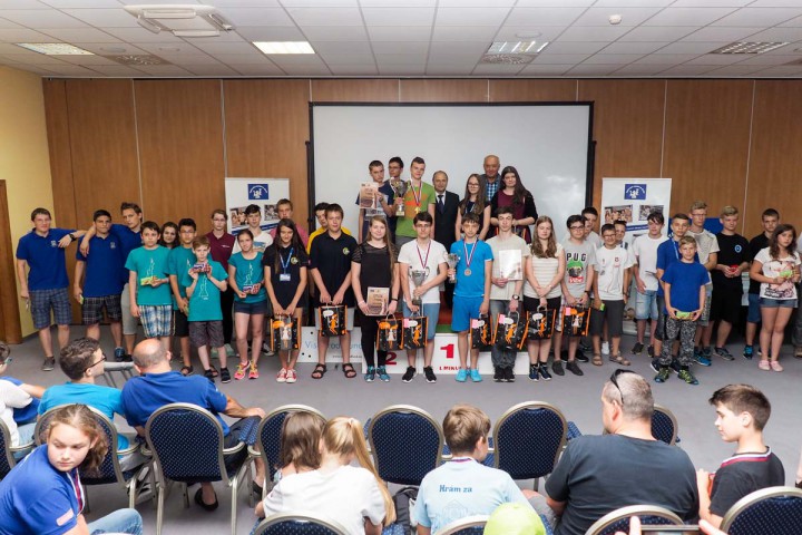 586
