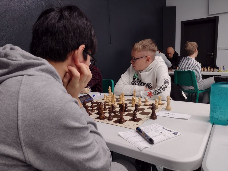 096